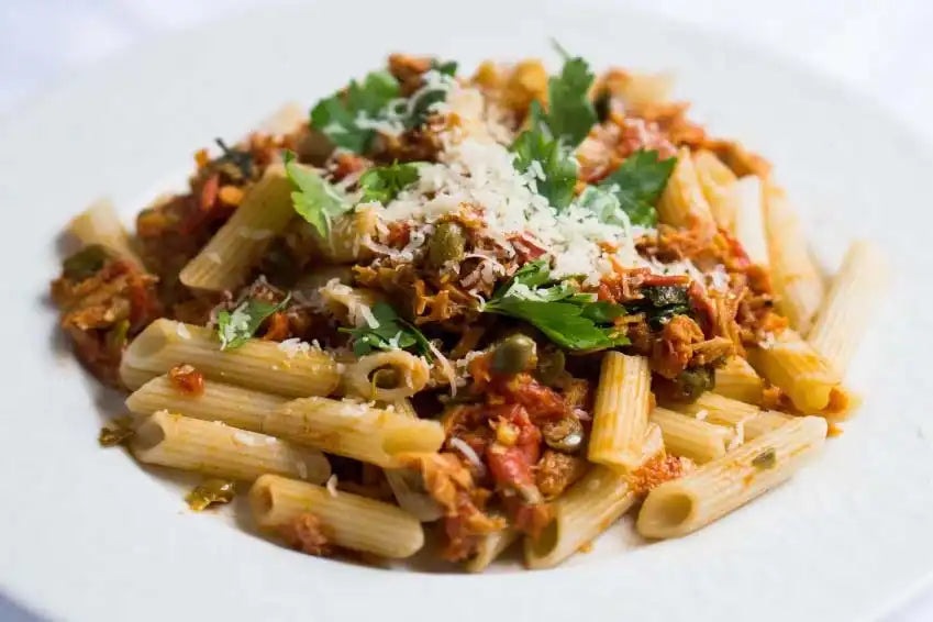 Penne med tun, kapers og Taggiasca-oliven – en smagfuld pasta-ret