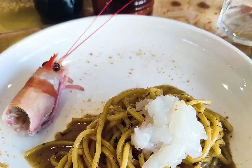 Spaghetti med jomfruhummer, sardiner og sort hvidløg